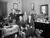 Rumsinteriör, familjegrupp 4 personer.
Födelsedag.