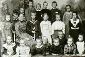 Rantens småskola, skolklass med  lärarinna fröken Maria Josefsson. 1898.  Bakre raden, pojkar: Fr. v. 1. Valdemar Eriksson, 2. Robert Sandgren, 3. Signe Malmström, 4. David Johansson, Flickor: 1. Helga Lundin, 2. Inez Bergkvist, 3. Bakom lärarinnan: Märta Nilsson, 4. Lärarinnan, 5. Helga Dahl, 6. Lydia Karlsson, 7. Anna Spångberg, 8. Märta Svahn, 9. Osta Andrésen. Första raden: Sigrid Johansson, 2. Hanna Fahlgren, 4. Ingeborg Johansson, 5. Mary Strömberg, 7. Elsa Öberg. Osäkert om stavning av efternamnet  Andrésen är riktigt. Bild A-1087 är av bättre kvalitet än bild A-1193.