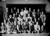 Almby skola, klassrumsinteriör, 31 skolbarn med lärare Österling.
Klass 6.