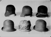 Sex damhattar.
Örebro Strå & Filthattfabrik, Nygatan 11A, Örebro.