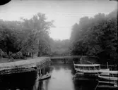 Slottsparken, ett par i en roddbåt på Svartån.
Gångbron över Svartån vid Strömparterren.