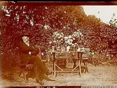 En äldre herre vid ett bord med blomster i vaser, troligen födelsedag.
Ingenjör Oskar Weibull