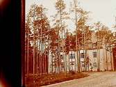 Adolfsbergs Sanatorium, tvåvånings sanatoriebyggnad med inredd vind.
Stereofotografi.