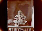 En liten baby på en filt på bordet.
Karl Erik Lindskog, fotograf Sam Lindskogs äldste son.