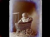 En liten baby i dockvagn.
Karl Erik Lindskog, fotograf Sam Lindskogs äldste son.