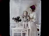 En kvinna med en liten pojke.Fru Hulda Lindskog med sin lille son Karl Erik.Fotograf Sam Lindskogs äldste son.