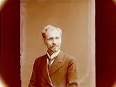 En man, bröstbild.
Hovfotograf Samuel Lindskog