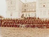 Regemente, Grenadjärer, I3.
1 komp. 98 soldater med befäl utanför kasern.
Furir Nilsson