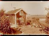 Sommarstugan Fridensborg, envånings sommarstuga med inredd vind och stor veranda mot väster. Utsikt mot staden Örebro. 
Fotograf Sam Lindskog