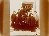 Bilder från Kina, 11 kinesiska kvinnor.
Missionär Maria Nylin, Ekersgatan 15, Örebro.