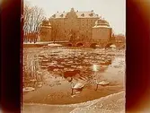 Örebro Slott och Kanslibron.
Två vita svanar i ån.