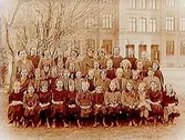 Västra skolan, 39 skolflickor med lärare, sal 13.
Skolbyggnad i bakgrunden.
Svea Elander