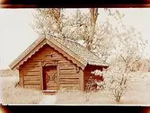 Tångeråsa kyrka, bårboden (bårhuset), liten timrad stuga.