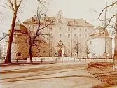 Örebro slott, östra sidan, från Slottsparken.
Såld till vykort åt Alga 1934.