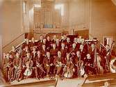 Betlehemskyrkans orkester tillsammans med två andra orkestrar. 30 män.