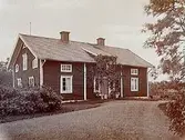 En och en halvvånings bostadshus.
Ekonomibyggnader.
Ivar Gustafsson
(genom Hushållningssällskapet 1927)