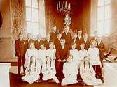 Konfirmander, 10 flickor, 12 pojkar och kyrkoherde Ahreborg.
Interiör av Lillkyrka kyrka.