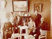 Rumsinteriör, familjegrupp 6 personer.Frans L. Sjöstedt