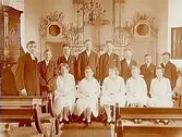 Interiör av Norrbyås kyrka.
Konfirmander, 5 flickor, 7 pojkar och prästen.