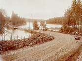 Rövarbron, gamla landsvägsbron över sjön Noren, 2-3 km. väster om Leken.
Beställningsnr: HE-427.