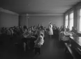 Folkskolans barnbespisning, ätande skolbarn.