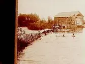 Backa kvarn, vattendriven kvarn och dammbord.
Fyra herrar som badar i Svartån.
A.B. Per Nilsson
Stereofotografi (tredimensionell bild).