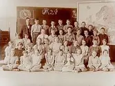Hjärsta skola, klassrumsinteriör, 37 skolbarn med lärare herr Lund.