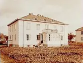 Tvåvånings villa.Dövstumslärare Lage Karlsson.