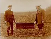 Två män med en låda.
Jordbrukskonsulent H. Flodkvist, Örebro.