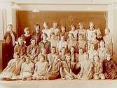 Engelbrektsskolan, klassrumsinteriör, 33 skolflickor med lärarinna fru Elsa Perselli.