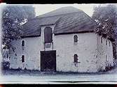 Tvåvånings kornbod vid Götlunda kyrka, uppförd 1760.