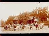 Götlunda skola, envånings skolbyggnad med trapphus, skolbarn framför byggnaden.
Folkskollärare Jakobsson