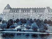 Centralpalatset, stenhus i sex våningar.
Centralparken med statyn Befriaren.
Sålt till Gustav E. Nilsson till vykort 1947.