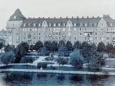 Centralpalatset, stenhus i sex våningar.
Centralparken med statyn Befriaren.
Sålt till Gustav E. Nilsson till vykort 1947.