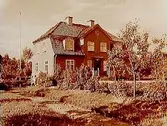 Tvåvånings bostadshus med frontespis, takkupor och brutet tak och trädgård vid Svartån.
F.d. stationsförman Gustaf Lund