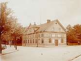 Tvåvånings bostadshus med frontespis, Arbetarföreningens hus (Stora Åvik).
En av stadens första biografer under namnet Skandia Biografen.
Huset revs 1931.