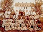 Almby skola, skolbyggnad i bakgrunden.34 skolbarn med lärarinna fröken Svensson.Klass 6.