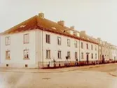 Tvåvånings hyreshus, hörnfastigheten Sturegatan-Sörbygatan.
Byggmästare Fritz Bengtsson
