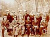 Studentmöte, 1920 års studenter.
12 studenter och kapten Adrian.
Konsulent F. Heagermark