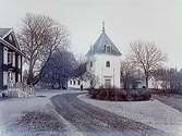 Olshammars kyrka och till vänster på bilden Verner von Heidenstams födelsegård, tvåvånings bostadshus med frontespis.
Beställningsnr: HR-633.
Örebro Läns Bildgalleri nr: 7.