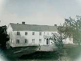 Nyhyttans Badanstalt, tvåvånings bostadshus med balkong.Beställningsnr: JS-233.