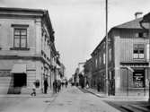 Bostadshus på bägge sidor av gatan.
Storgatan norrut från Olaigatan.
Reproduktion efter ett foto från början av 1900-talet.