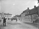 Åkerhielmska huset till höger på bilden.
Storgatan norrut från Järntorget.
Reproduktion efter ett foto från år 1903.