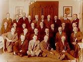 1889 års skolkamrater, kamratmöte 1934, 28 herrar.
Erik Boudrie