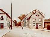 Tvåvånings bostadshus.
Olaigatan österut från Skolgatan.
Reproduktion efter ett foto taget omkring 1900.