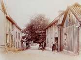 Tvåvånings bostadshus i trä.Bondegatan österut från Drottninggatan.
