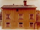 Tvåvånings träbyggnad med inredd vind.
Beställare: överkonstapel Axel Lindhé.
(Kungsgatan 32)