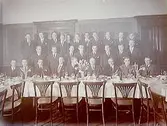 Skolkamratmöte, 28 herrar på Hotell Continental.
Folkskollärare Hydner