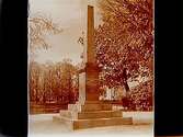 Olaiplan, obelisken mitt emot Karolinska läroverket.