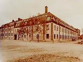 Trevånings skofabriksbyggnad med brutet tak, vinkelbyggt.
Nya Skofabriks AB Örnen